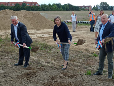 1.Spatenstich durch Bürgermeister, Schulleiterin und Minister